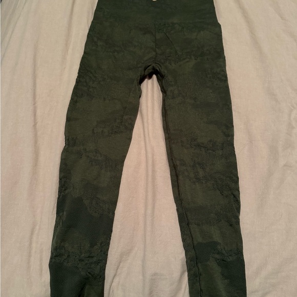 Gymshark Adapt Camo Seamless Leggings - Moss Olive/Core Olive - Picture 4 of 5